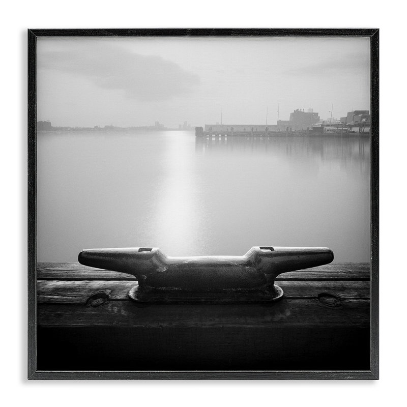 «Dockside Boat View», art de la giclée encadrée par Chip Forelli, H 12 po x l 12 po, Noir