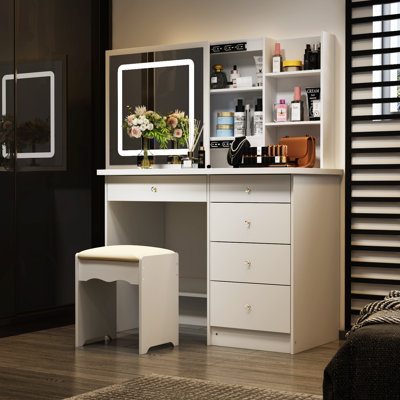 Vaisselier élégant et fonctionnel avec portes en verre, tablettes fixes et design élégant pour le rangement du salon ou de la salle à manger