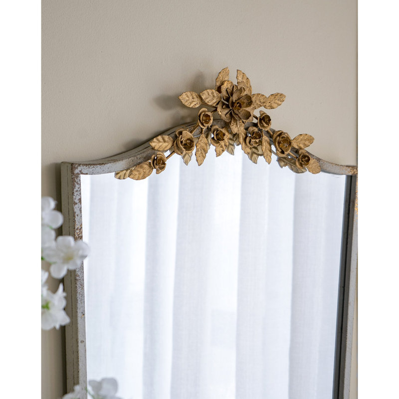 Miroir mural arqué 24 x 1,6 x 37,4 po avec cadre ivoire délavé et couronne florale