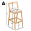 De 2 coussins en bois d'hévéa fabriqués à l'intérieur avec une finition naturelle et un coussin en tissu beige, une assise ergonomique et confortable, une structure stable pour une utilisation sécuritaire avec une finition, un revêtement, un confort de coussin et des pieds