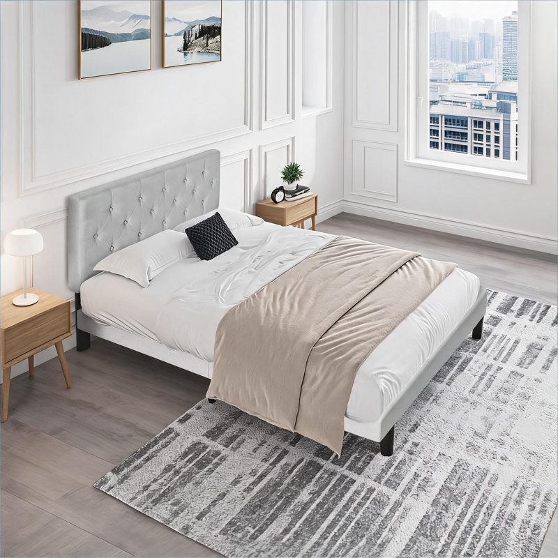 Lit plateforme tapissier pour chambre à coucher, structure simple en lin gris capitonné avec support à lattes de bois, aucun sommier requis