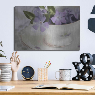 Art mural en métal «Violet Teacup I» par Lori Deiter