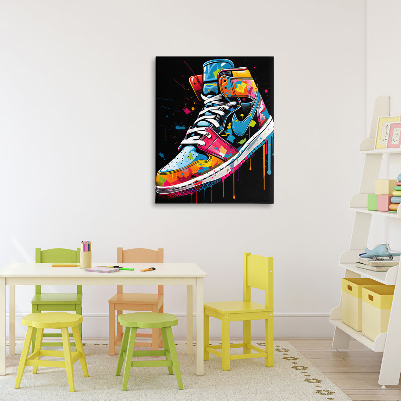 Sneaker Graffiti sur toile noire, design par Creative Studio, H 30 po x l 24 po