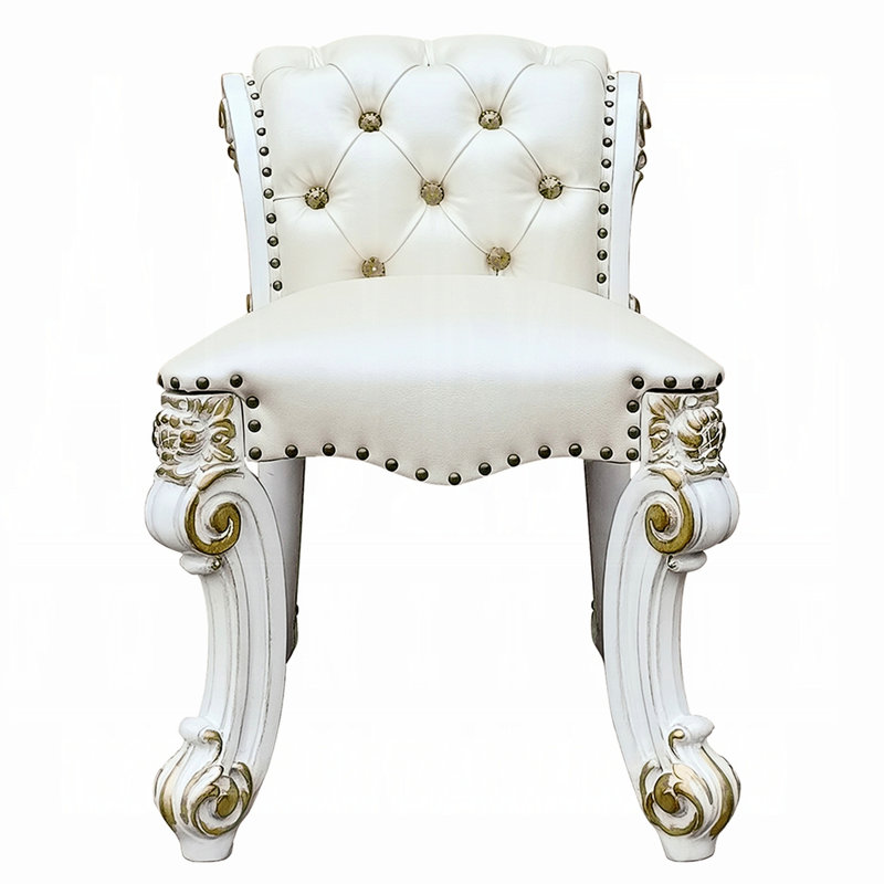 Tabouret de coiffeuse beige sans accoudoirs avec revêtement en tissu uni, siège et dossier rembourrés, garniture cloutée en argent antique à base de volutes, profondeur rectangulaire de 21 po pour la chambre à coucher, roulé à boutons, 25 po de large