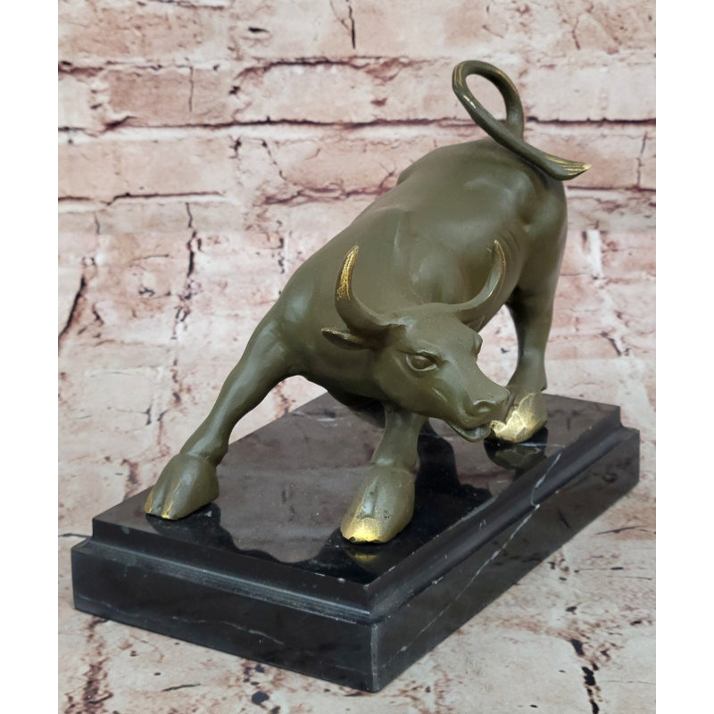 Sculpture de taureau agressif sur support en marbre signée Fisher