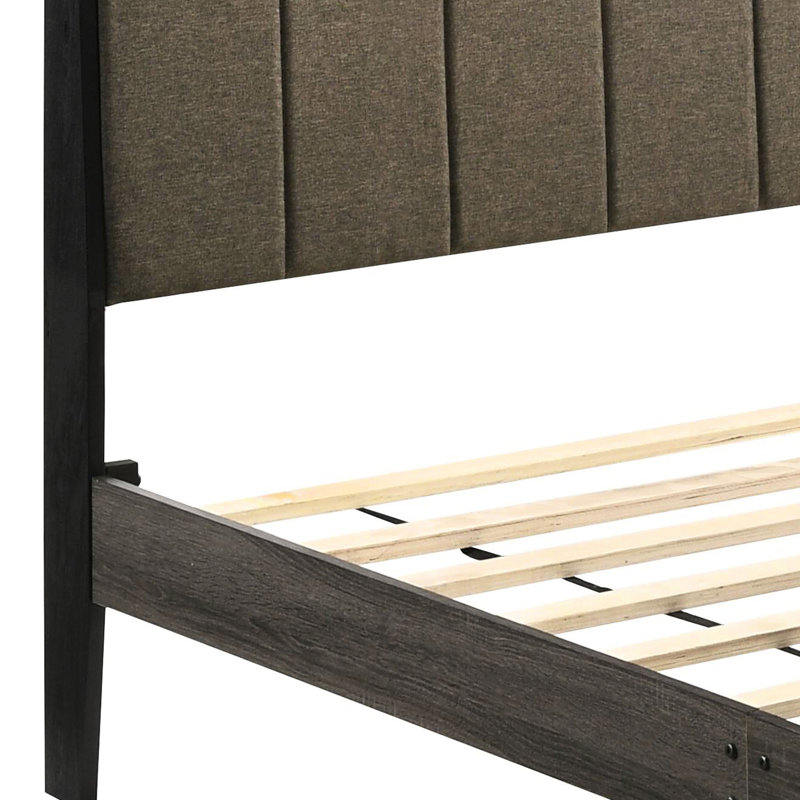 Grand lit rembourré en tissu brun avec cadre gris vieilli et base de style rustique