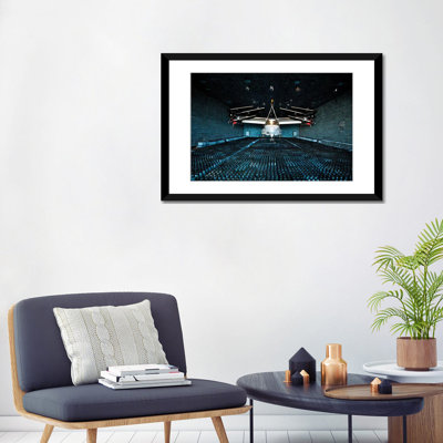 Un balbuzard pêcheur Cv-22 est suspendu dans la chambre anéchoïque à la base aérienne d'Eglin par Stocktrek Images - reproduction de photo sur toile tendue
