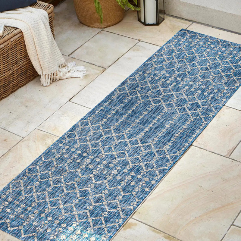 Tapis d'intérieur / extérieur Crompton, Tapis de couloir 2 pi 2 po x 8 pi, Marine / gris pâle