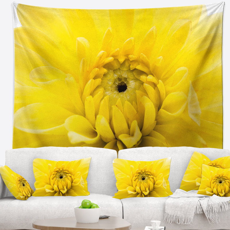 Tapisserie jaune à fleurs d'or, H 68 po x l 80 po