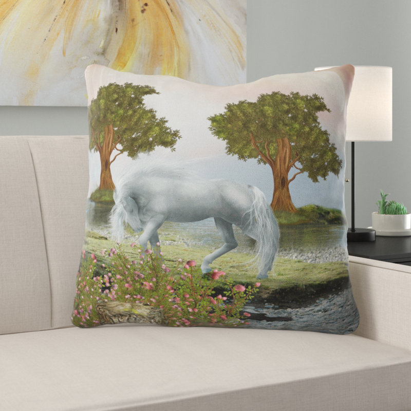 Coussin White Horse et arbres verts - paysage imprimé, 16 po x 1 po