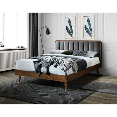 Structure de lit grand format d'inspiration Mid-Century, pieds en bois massif et doré, support à lattes pour un confort de style, bois d'hévéa, revêtement en lin, assemblage facile
