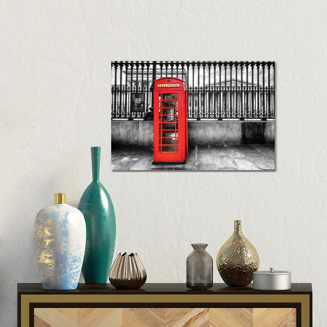 Telefonzelle im Britischen Museum von Susanne Kremer - Galerie-verpackte Leinwand Giclée auf Leinwand