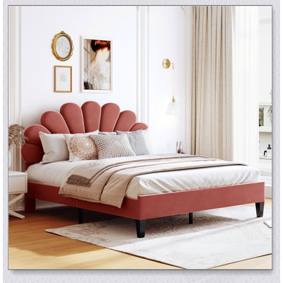 Lit plateforme tapissier avec tête de lit en velours à motif floral, alliant design artistique et confort pour une chambre luxueuse.