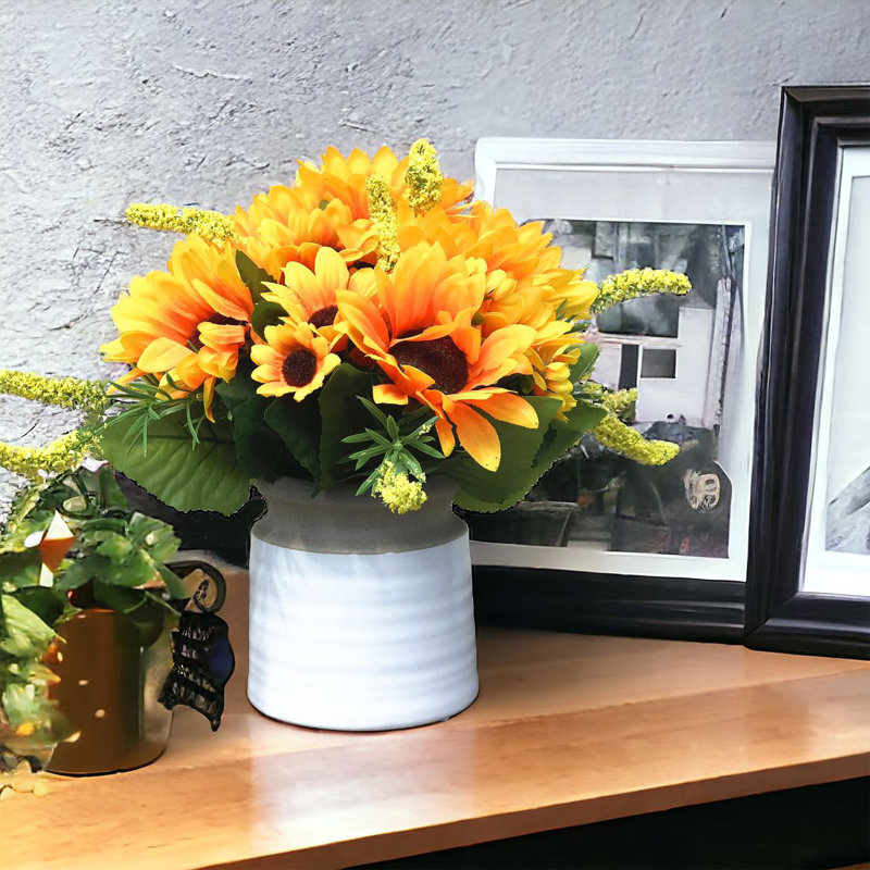 Arrangement floral en soie mélangée dans un vase