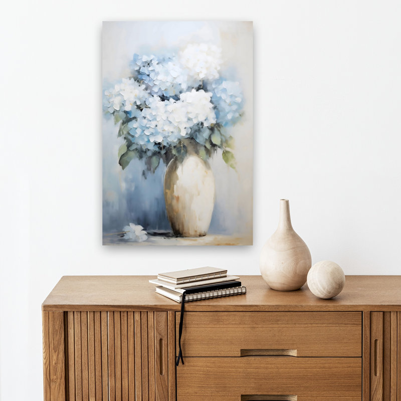 Bleu et blanc, hortensias dans un vase, hydrangées délicates classiques contemporaines