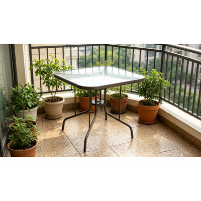 Table de salle à manger de patio de 35 pouces avec plateau en verre trempé Tangkula, table de bistro carrée pour 4 personnes avec trou pour parasol de 1,5 po et structure en métal robuste, table de salle à manger de patio pour la cour, la pelouse, la terrasse et la piscine