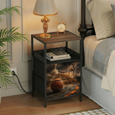 Table de chevet 2 tiroirs avec station de charge, table de chevet pour chambre avec ports USB et amp; Outlets, tablette ouverte noire, table de chevet avec impression de décor de terrain de basketball dramatique