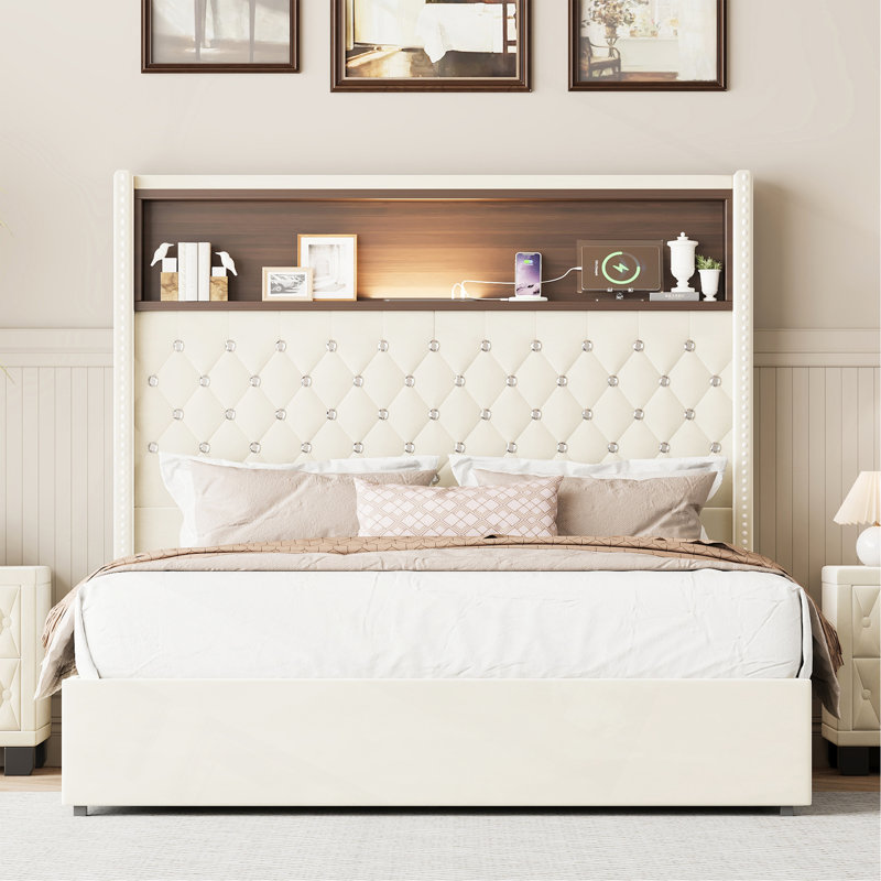 Lit capitonné en velours avec port USB, veilleuse et tête de lit haute Rivet, Double, Beige