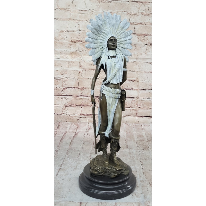 Statue de fille amérindienne en guirlande de bronze coiffée de plumes signée 18 po x 6 po