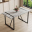 Une table de salle à manger rectangulaire rétro minimaliste avec un dessus spécialement texturé et des pieds en métal noir. Plateau de table contemporain en panneau de fibres à densité moyenne gris minimaliste.-1600231140