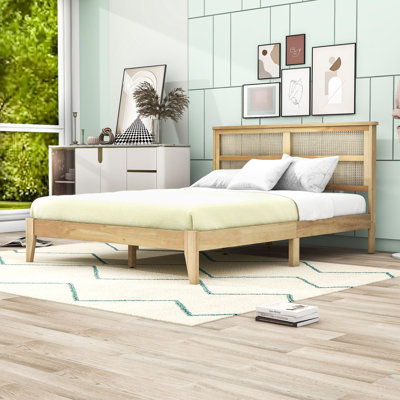 Grand lit plateforme en bois avec tête de lit en rotin