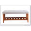 Le banc en tissu et en finition de chêne Charla, parfait pour les entrées et les salons, allie style et confort avec une fabrication durable.-366053789