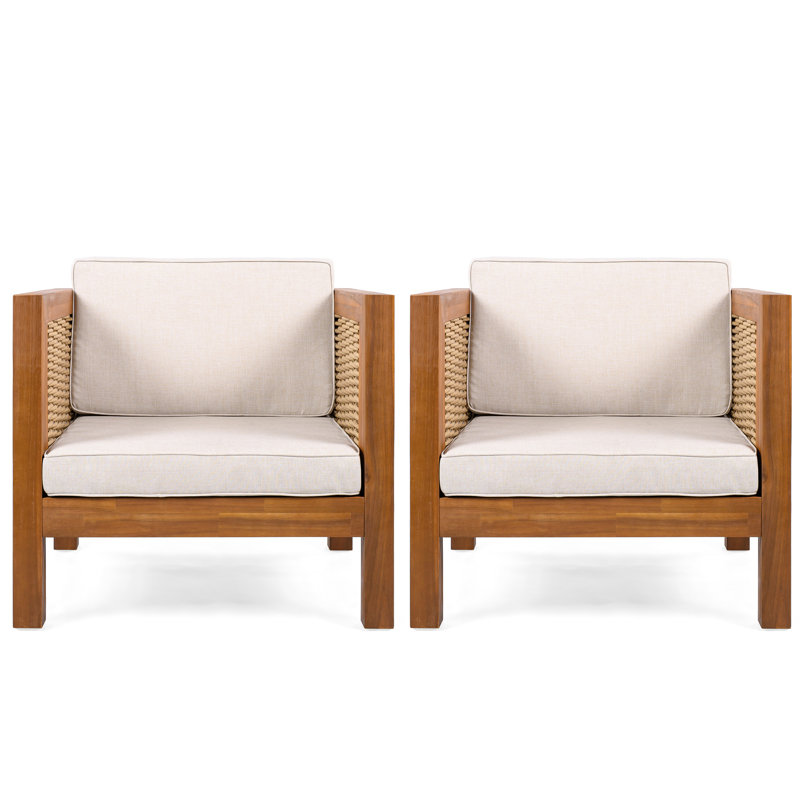 Deux fauteuils club d'extérieur en bois avec structure, accoudoirs et coussins beiges, meubles de patio nécessitant peu d'entretien