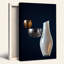 Vase blanc, bol transparent et tasse en verre à facettes ambrées sur toile bleu foncé-1146578069