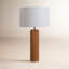 Lampe de table Tambo - Finition bois de frêne naturel, laiton patiné, abat-jour en lin blanc-96191270