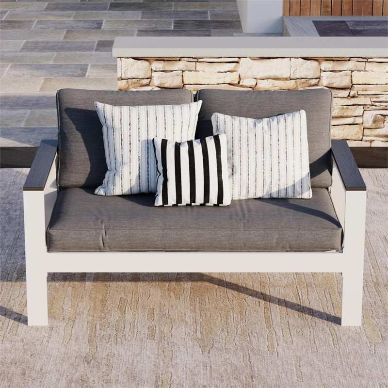 Causeuse de terrasse 52,95 po en aluminium toutes saisons avec accoudoirs en bois et dossier incliné - blanc et gris clair