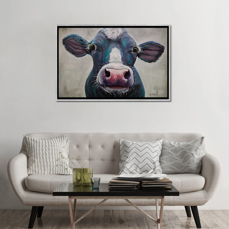 Vache-Clara belle par hippie Hound studios-impression, Toile avec cadre argenté, Pas de tapis, H 32 po x l 48 po x 1,5 po