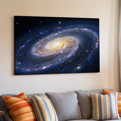 Toile, scène de galaxie en spirale vibrante mettant en vedette un noyau tourbillonnant d'art mural, lumière dorée et blanche brillante au centre