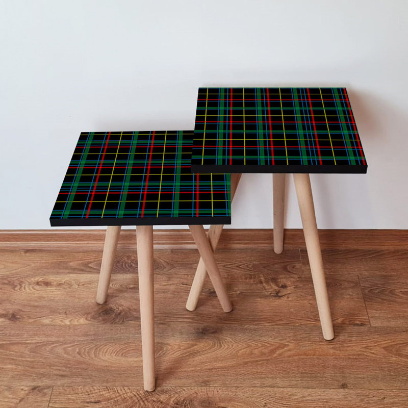 Ensemble de 2 tables gigognes modernes, motif damier, noir, vert, rouge et jaune | 100% panneau de fibres à densité moyenne avec pieds en bois de hêtre | Grande table: 13,8 po x 18,5 po x 13,8 po, plus petite table: 13,8 po x 16,5 po x 13,8 po | Élégant et fonctionnel pour tout espace