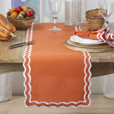 Chemin de table Scalloped Border - Chemin de table élégant avec bords festonnés brodés