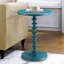Table d'appoint ronde en bois bleu sarcelle, support de piédestal tourné, conception intemporelle, différentes pièces, espaces restreints, finition pour boissons, piédestal simple, ajoute du style, espace de vie principal, espace efficace, petits espaces-1625050290-1635975498
