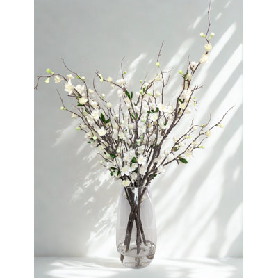 Arrangement de fleurs de cerisier en soie dans un vase