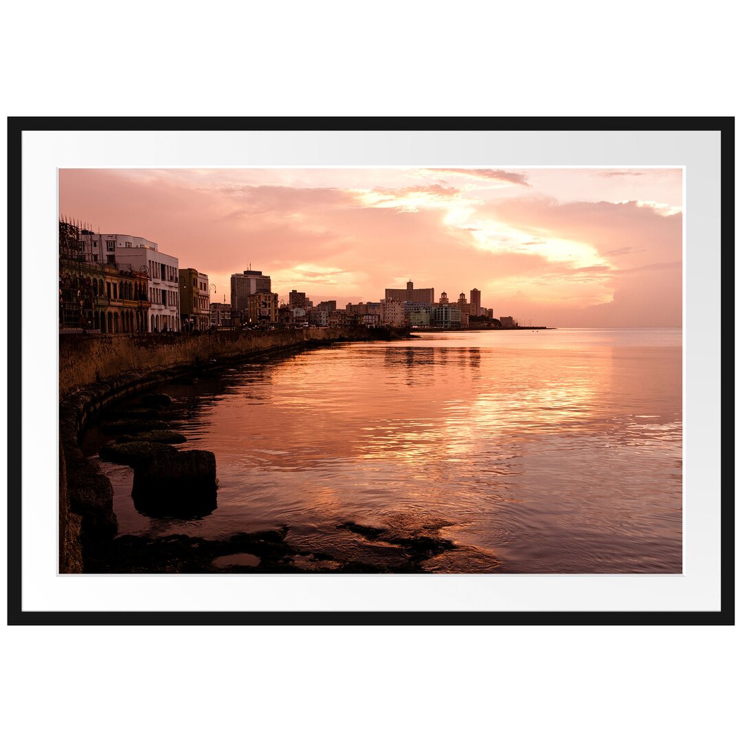 Gerahmtes Poster Blick auf Stadt am Meer