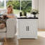 Table de chevet Farmhouse avec station de charge USB, 2 prises et port USB - Table de chevet à porte de grange coulissante avec armoire de rangement, table de chevet blanche pour chambre