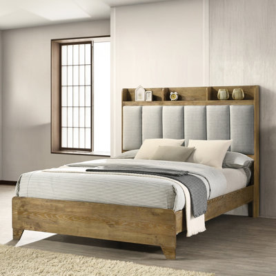 Grand lit de style transitionnel avec ports, tête de lit tapissier brun pour la rénovation de la taille de la chambre à coucher et la rénovation fonctionnelle