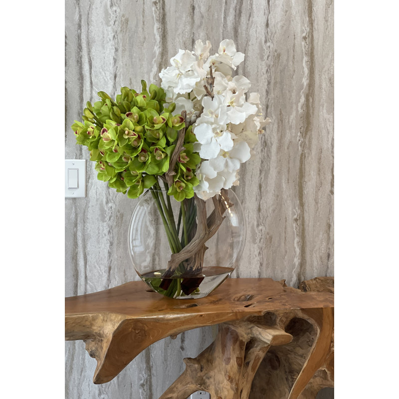 Vandas et cymbidiums dans un vase
