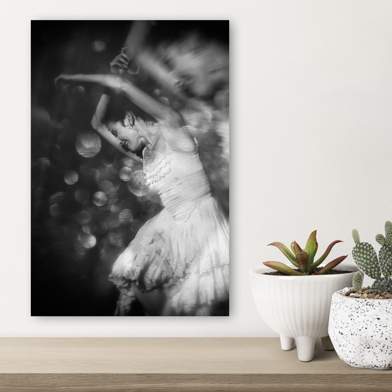 Impression d'art mural élégante et onirique représentant une danse éthérée en mouvement., H 18 po x l 12 po