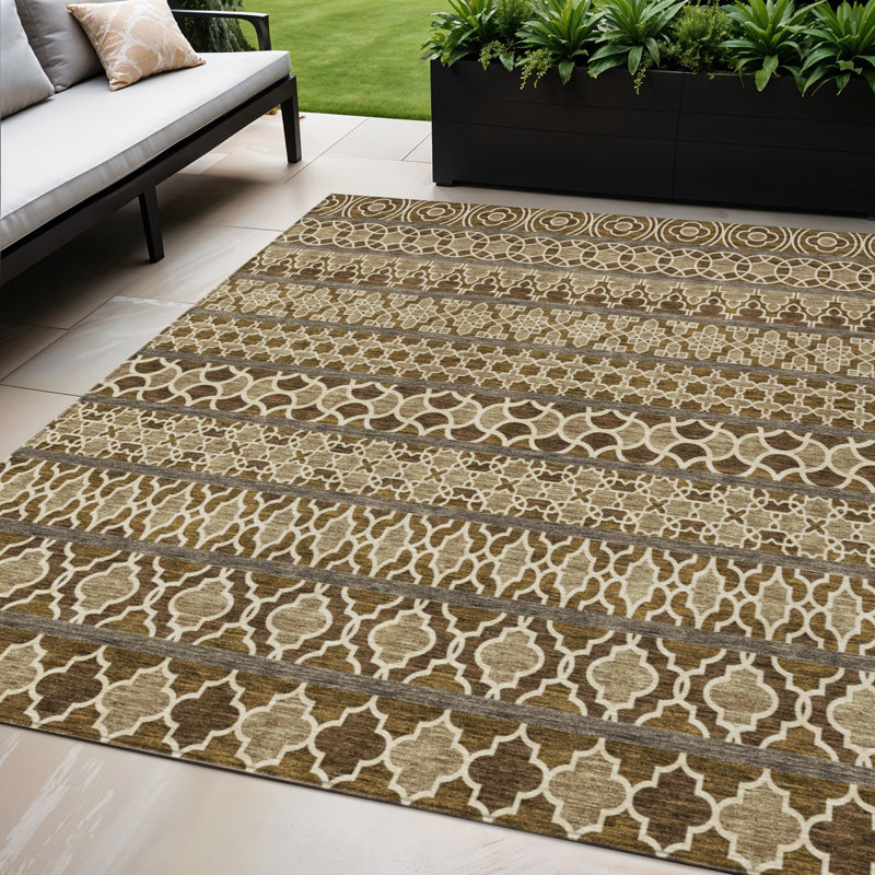 Tapis intérieur / extérieur lavable quadrilobe brun et taupe 5 pi x 8 pi