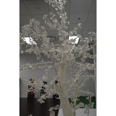 Arbre blanc avec lumières DEL rouges - Taille: L 70 po x l 65 po x H 120 po.