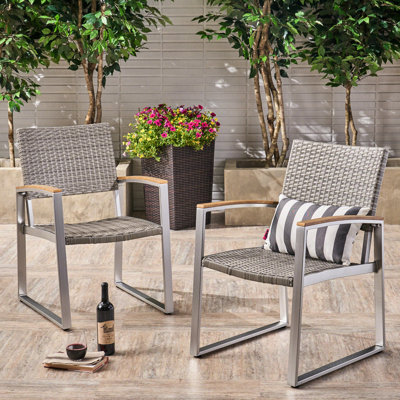 Deux chaises de salle à manger grises, accoudoirs en faux bois, cadres en aluminium antirouille, siège et dossier en filet, profondeur de 22,69 po, largeur de 25,23 po, hauteur de 34,39 po, pour chaises de patio