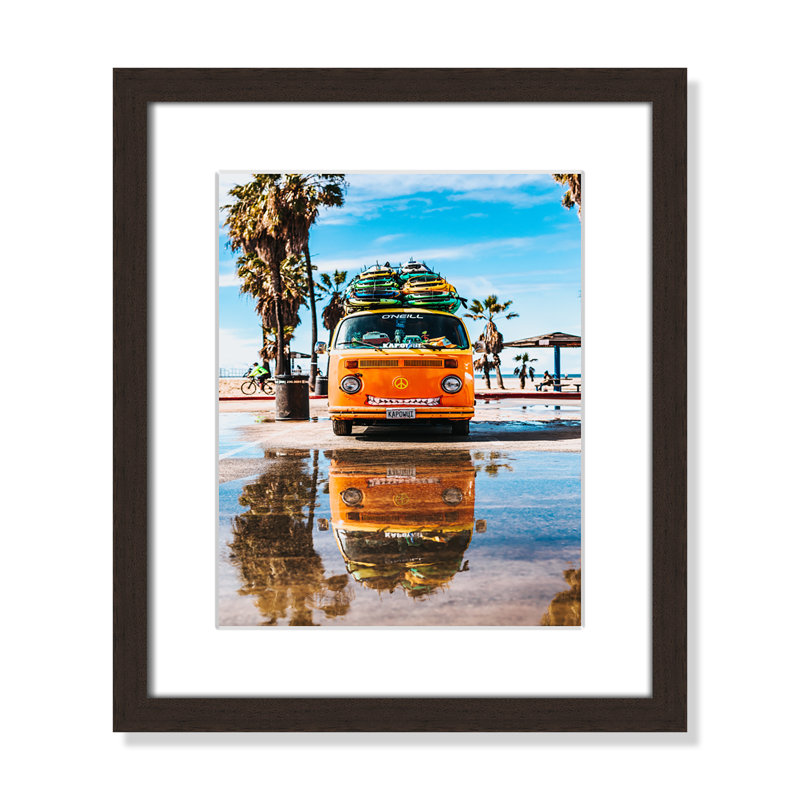 «Coastal Cruiser» par Tyler Nix, H 15 po x l 13 po x P 1,25 po, Blanc mat, Cadre de boîte en noyer