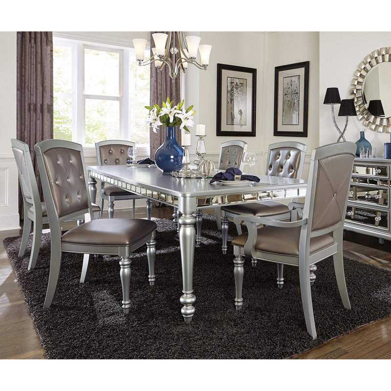 2 chaises avec accoudoirs en tissu argenté et boutons de cristal capitonnés pour un repas élégant et capitonné, de style chic