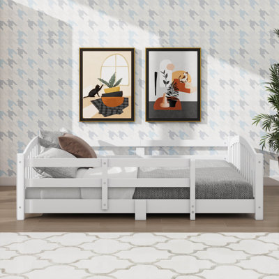 Lit double sur pied de style Montessori avec protecteurs de sécurité, lit en bois avec lattes et conception fermée