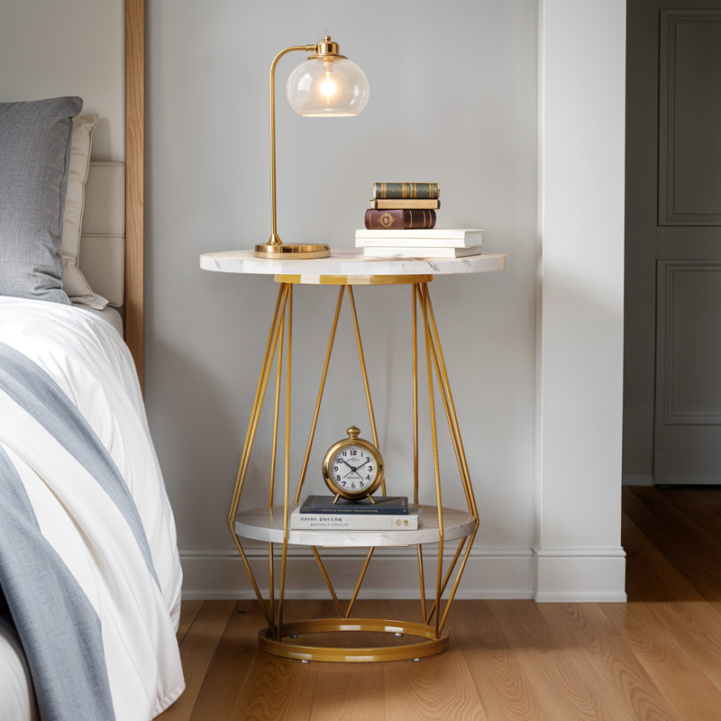 Table de bout ronde moderne en faux marbre avec cadre en métal doré et rangement à deux niveaux