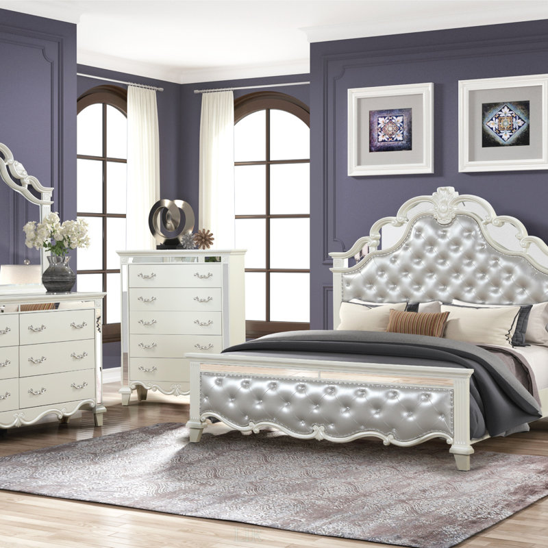 Grand lit capitonné capitonné avec structure en bois blanc, avec luxueux capitonnage à boutons et garniture de miroir étincelant