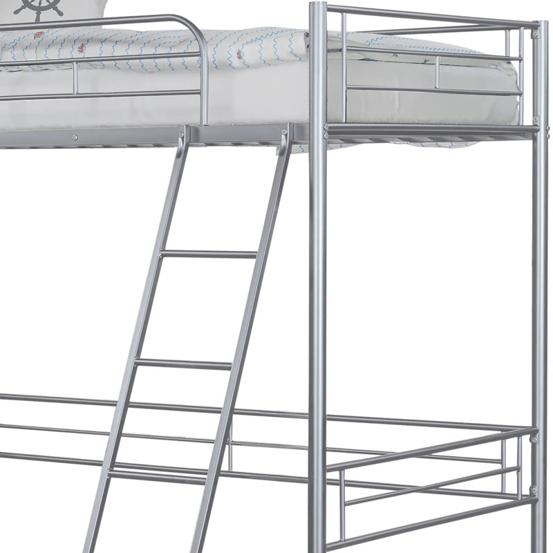 Lit mezzanine simple contemporain avec structure en métal argenté et encastré, créant de l'espace pour le bureau dans la chambre à coucher, avec une aire de jeu ouverte en angle